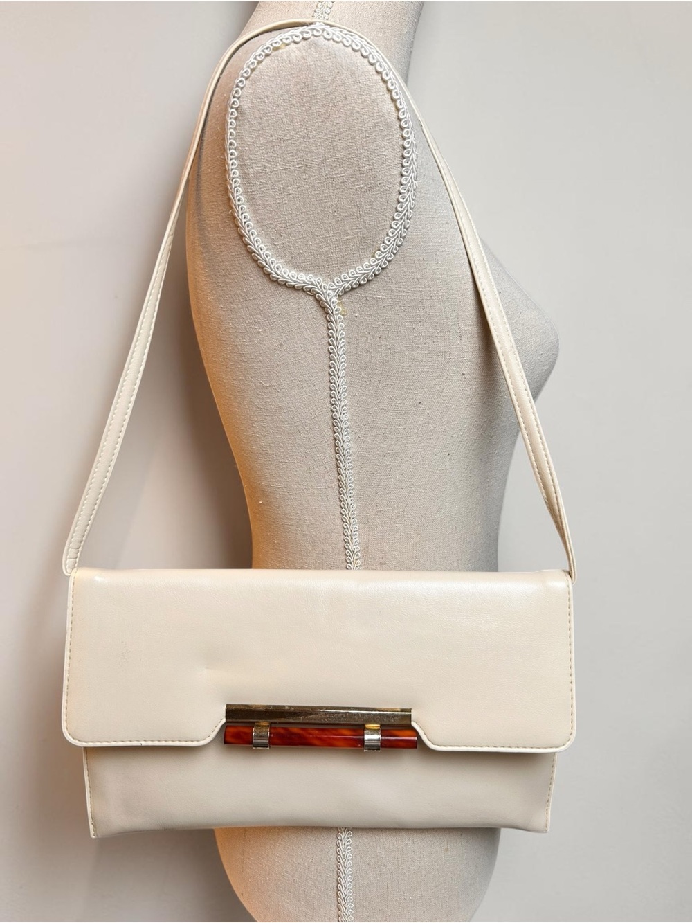 Vintage 60s Cream Lucite Accent Shoulder Bag: Envelope Clutch RARE Retro